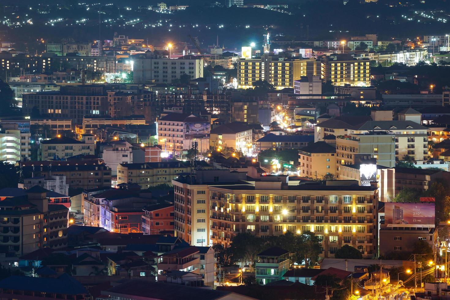 Gebäude in Pattaya in der Nacht foto