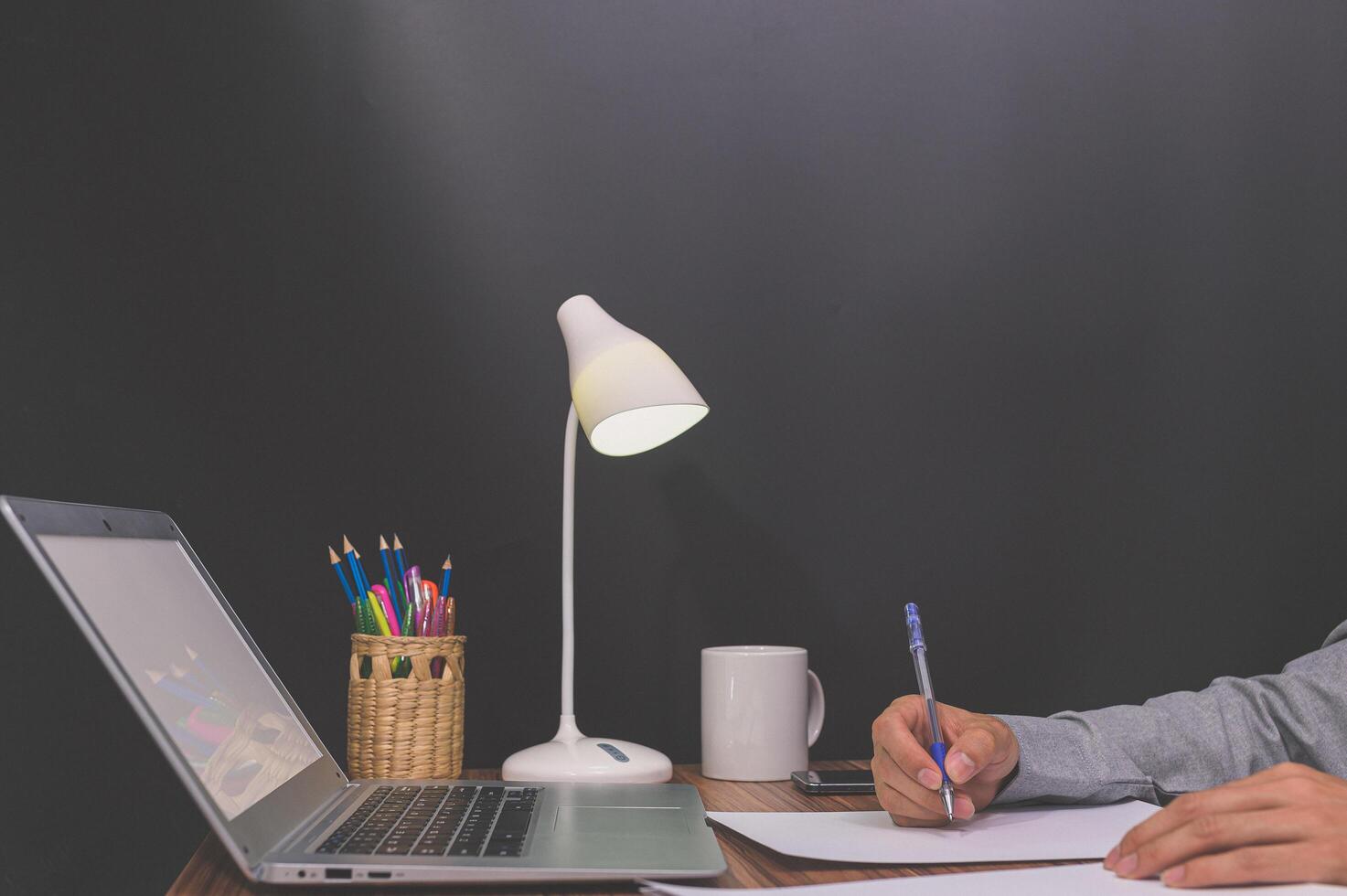 nachts professionell arbeiten foto