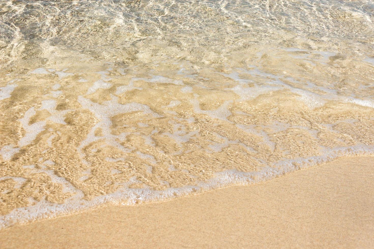 Meereswellen am Sandstrand foto