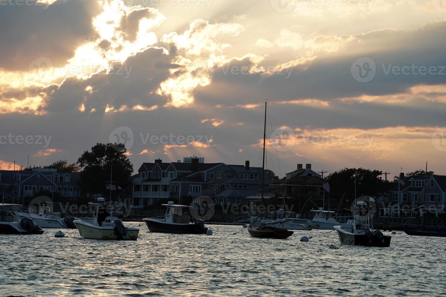 Blick auf den Hafen von Nantucket bei Sonnenuntergang foto