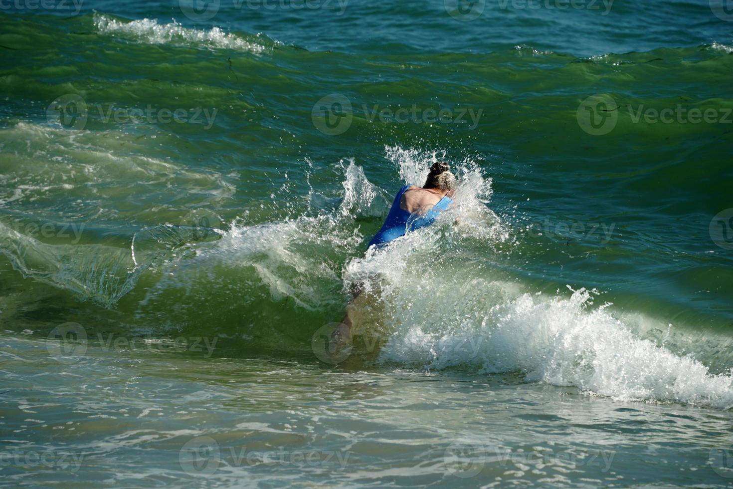 menschen schwimmen im atlantik nantucket martha beach foto