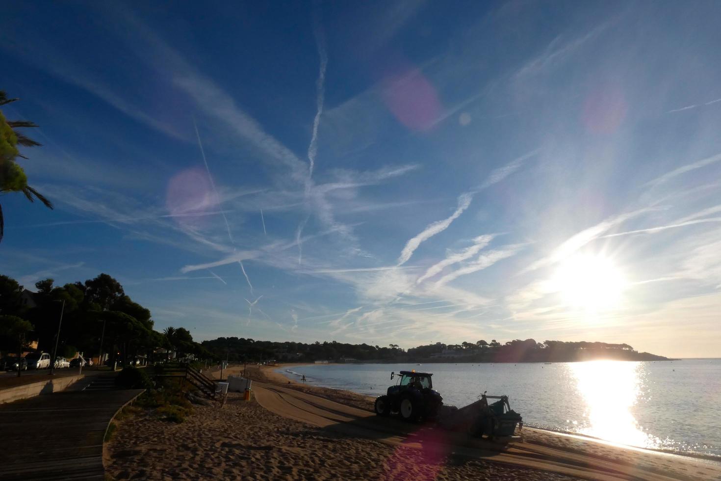 Wolken und Lichteffekte am Himmel in der Morgen- oder Abenddämmerung. foto