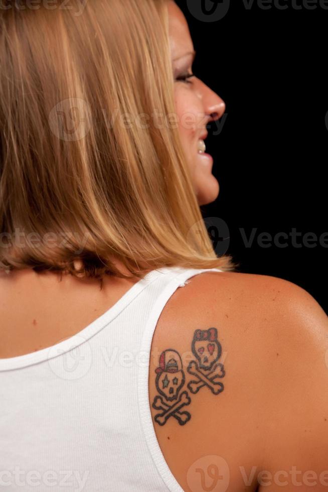 Frau, die Tattoo-Kunst zeigt foto