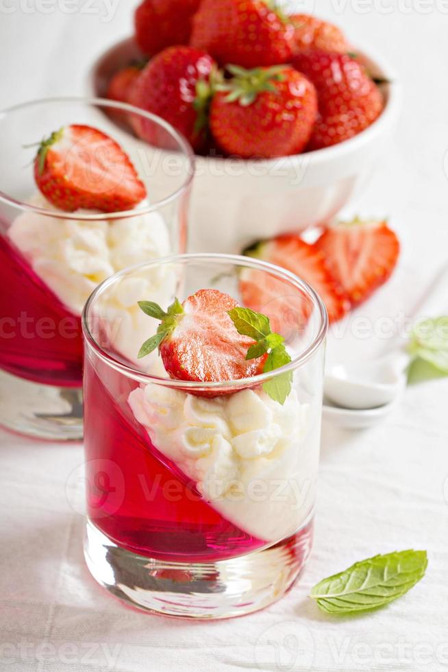 Dessert mit Erdbeeren und Schlagsahne foto