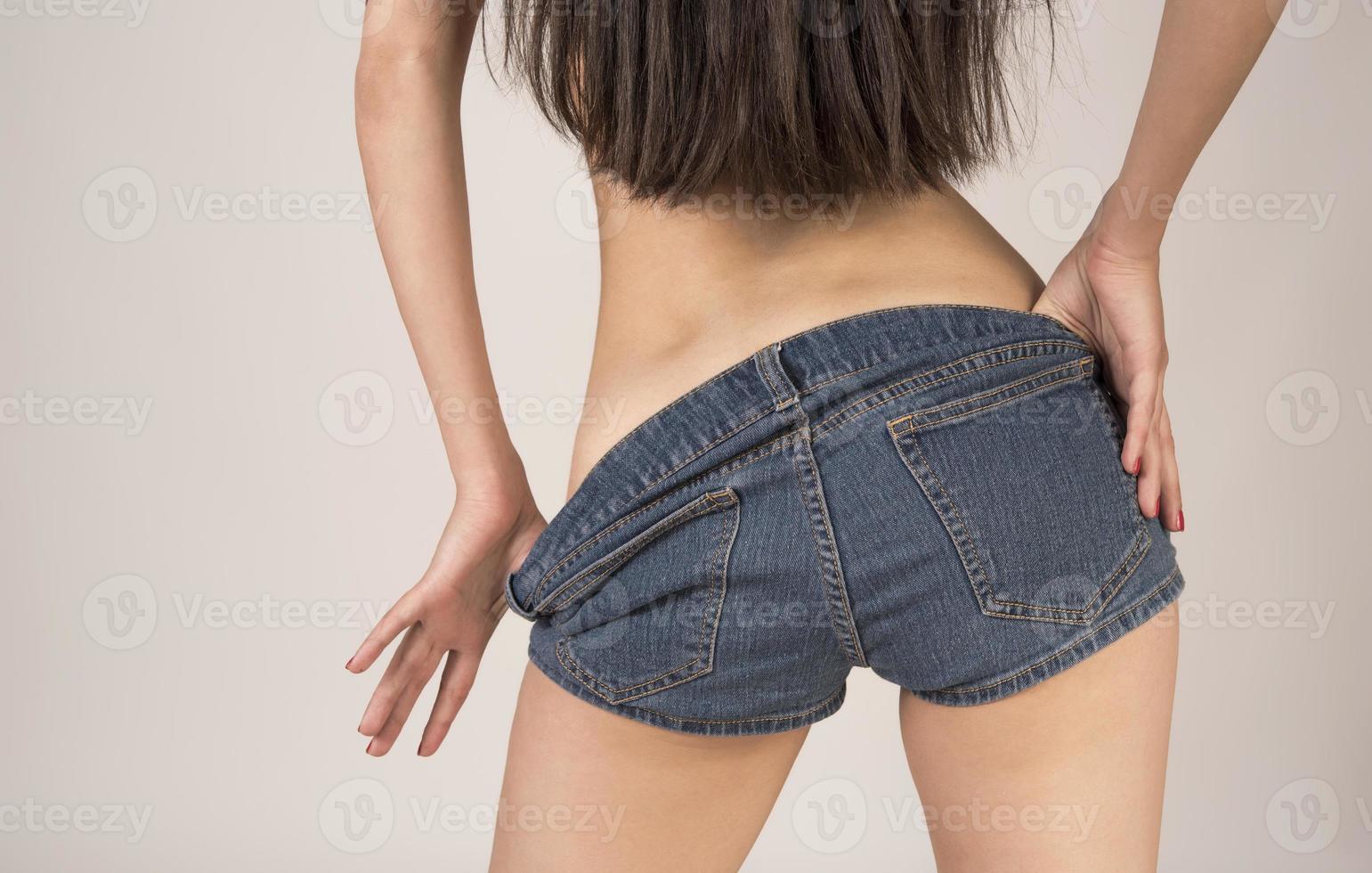 sexy Frau in modischen Blue Jeans-Shorts. perfekte heiße Beute und erotische Kurven Hüften. gute Körperformen ohne Cellulite. Sport und Ernährung. foto