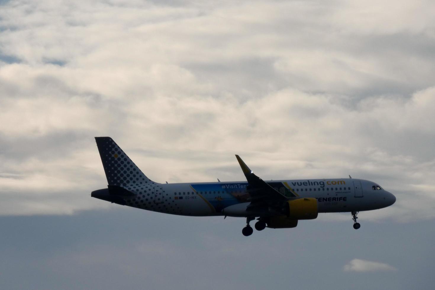 Flugzeuge, die auf einem Flughafen starten oder landen foto