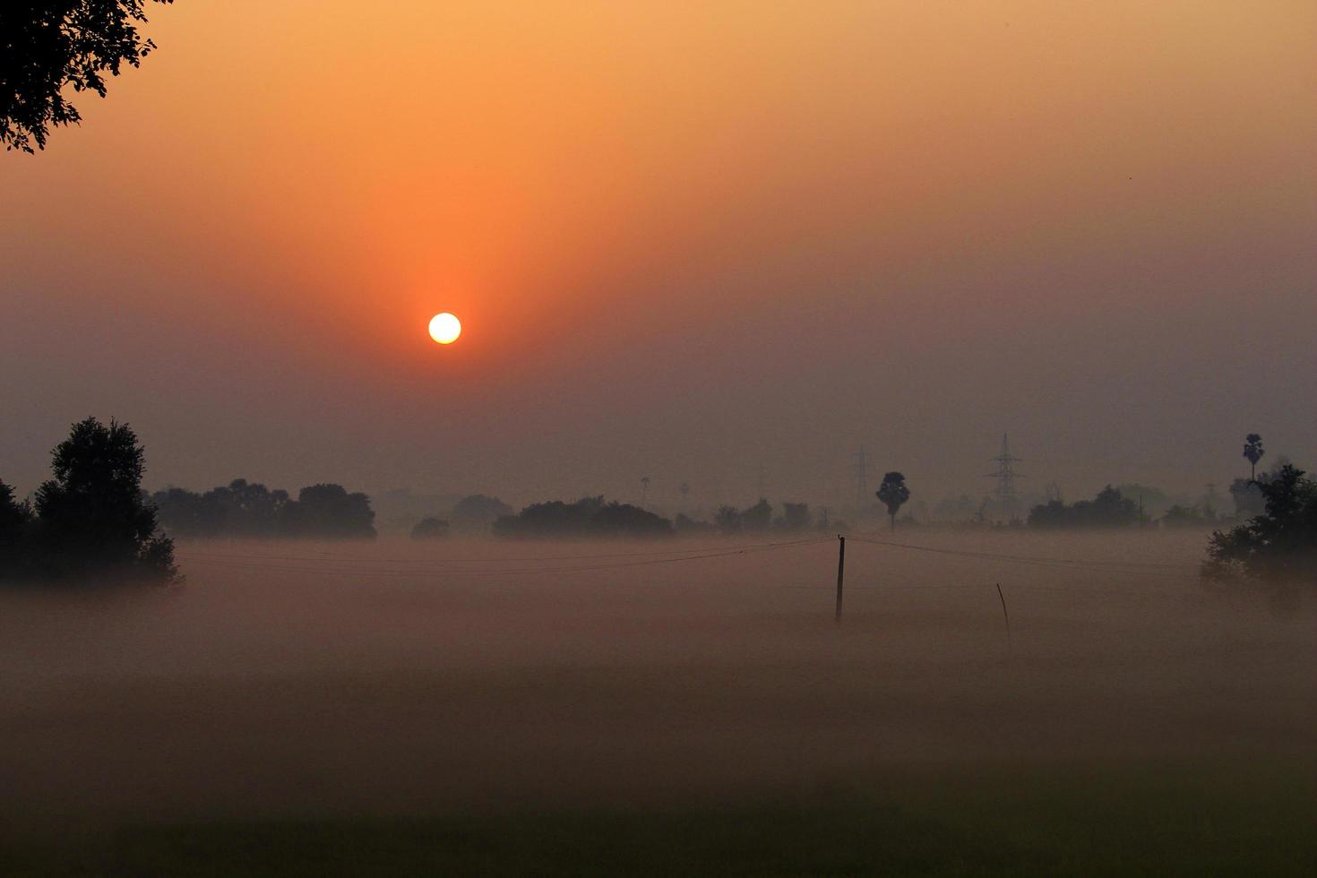 Sonnenaufgang in einem indischen Dorf foto