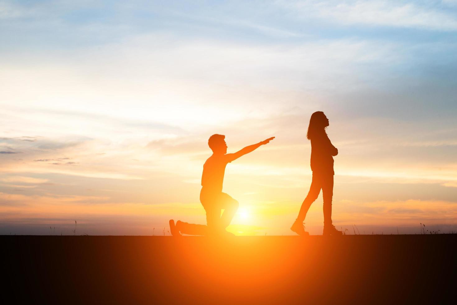 Silhouette eines verärgerten Paares in einem Streit bei Sonnenuntergang foto