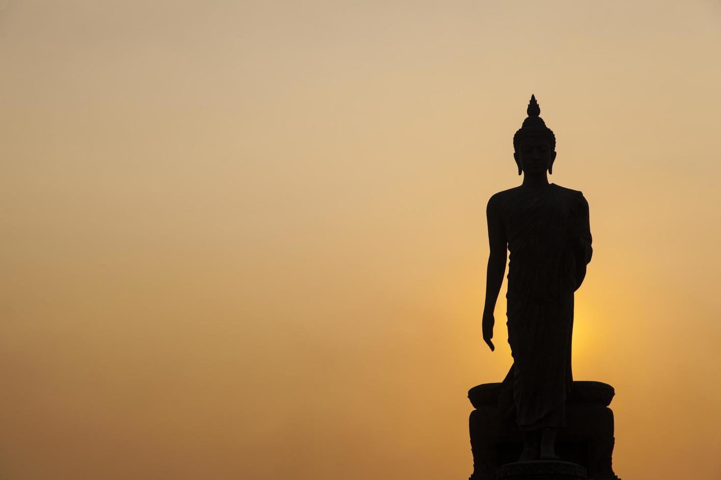 großer Buddha bei Sonnenuntergang foto