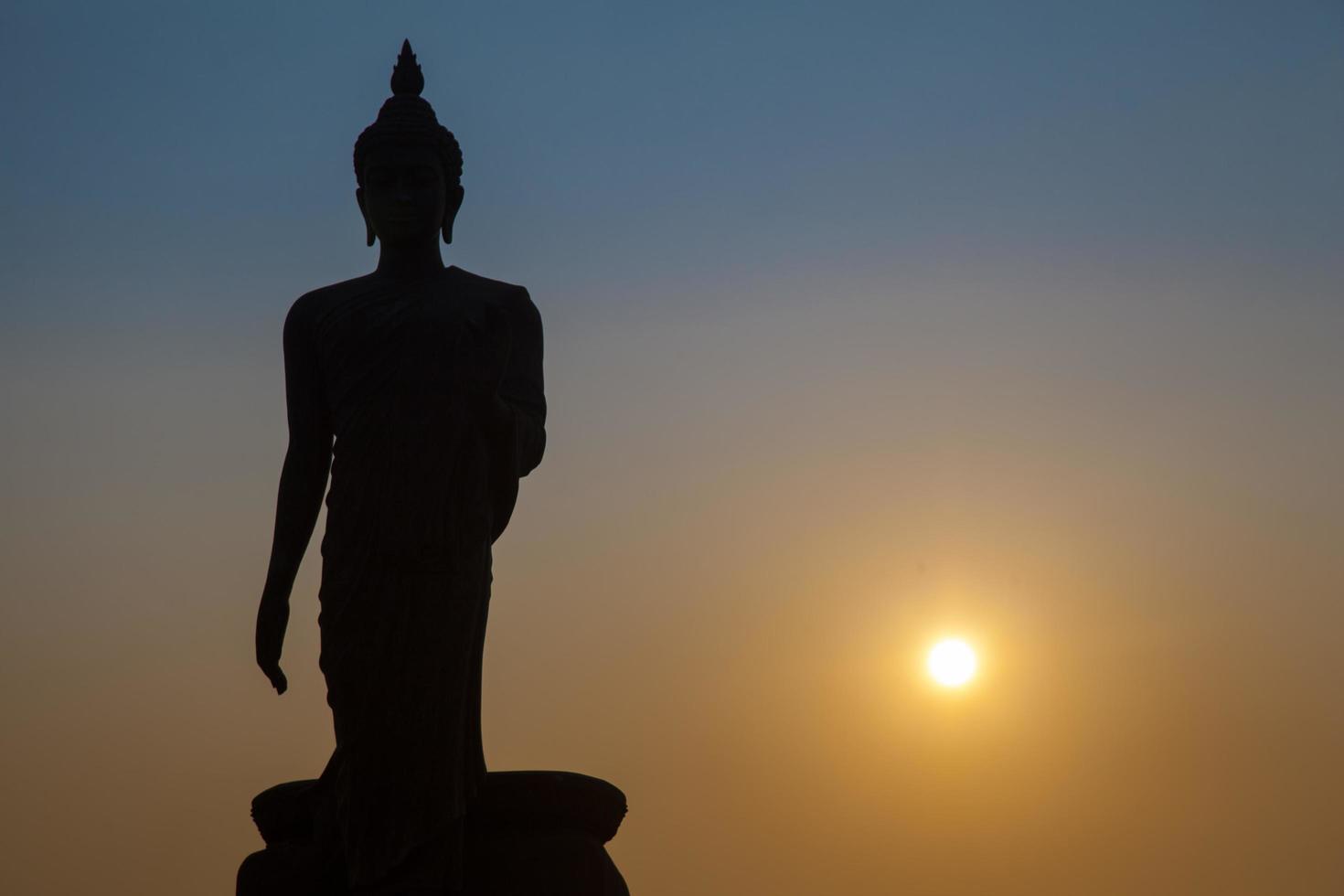 großer Buddha bei Sonnenuntergang foto