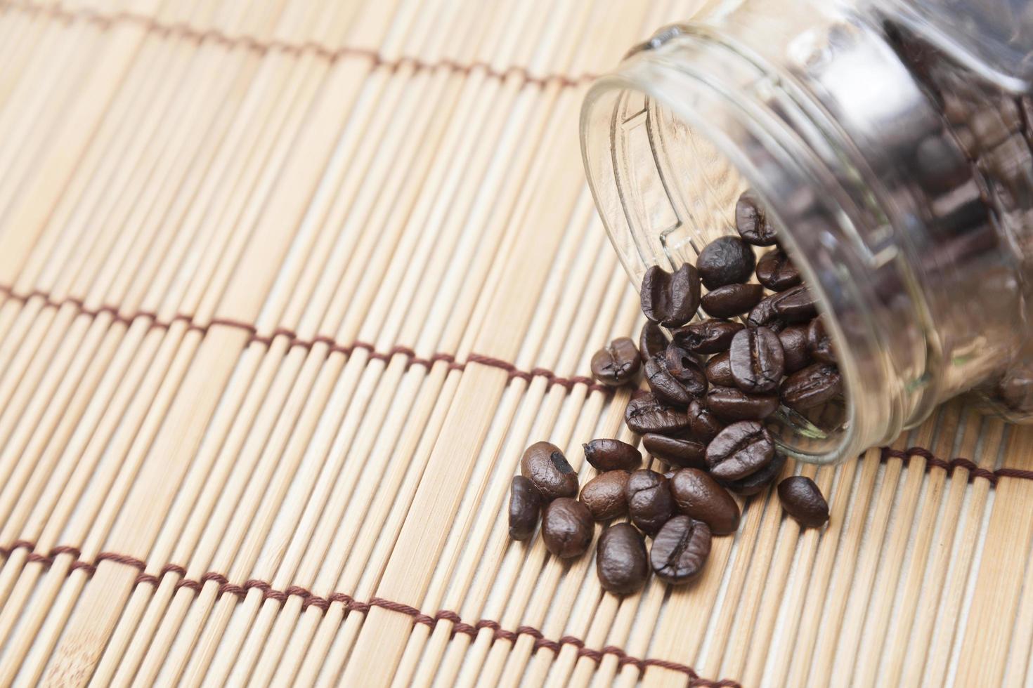 Kaffeebohnen aus der Flasche verschüttet foto