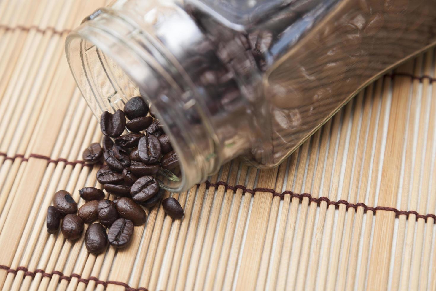 Kaffeebohnen aus der Flasche verschüttet foto