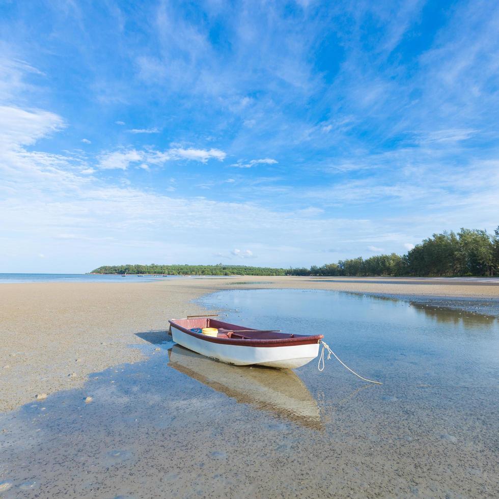 kleines Boot am Strand foto