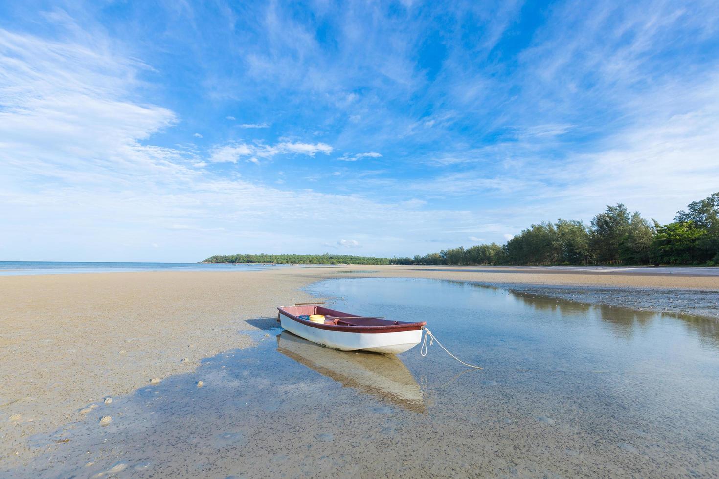 kleines Boot am Strand foto