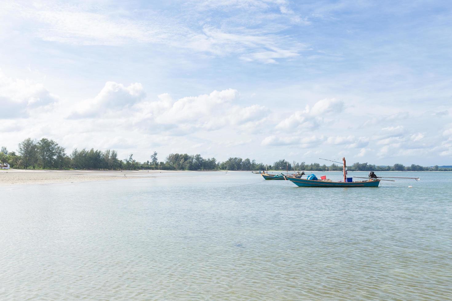 kleines Fischerboot am Strand foto