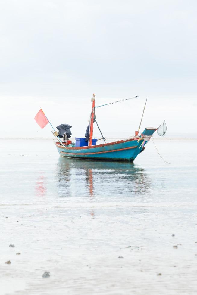 kleines Fischerboot am Strand foto