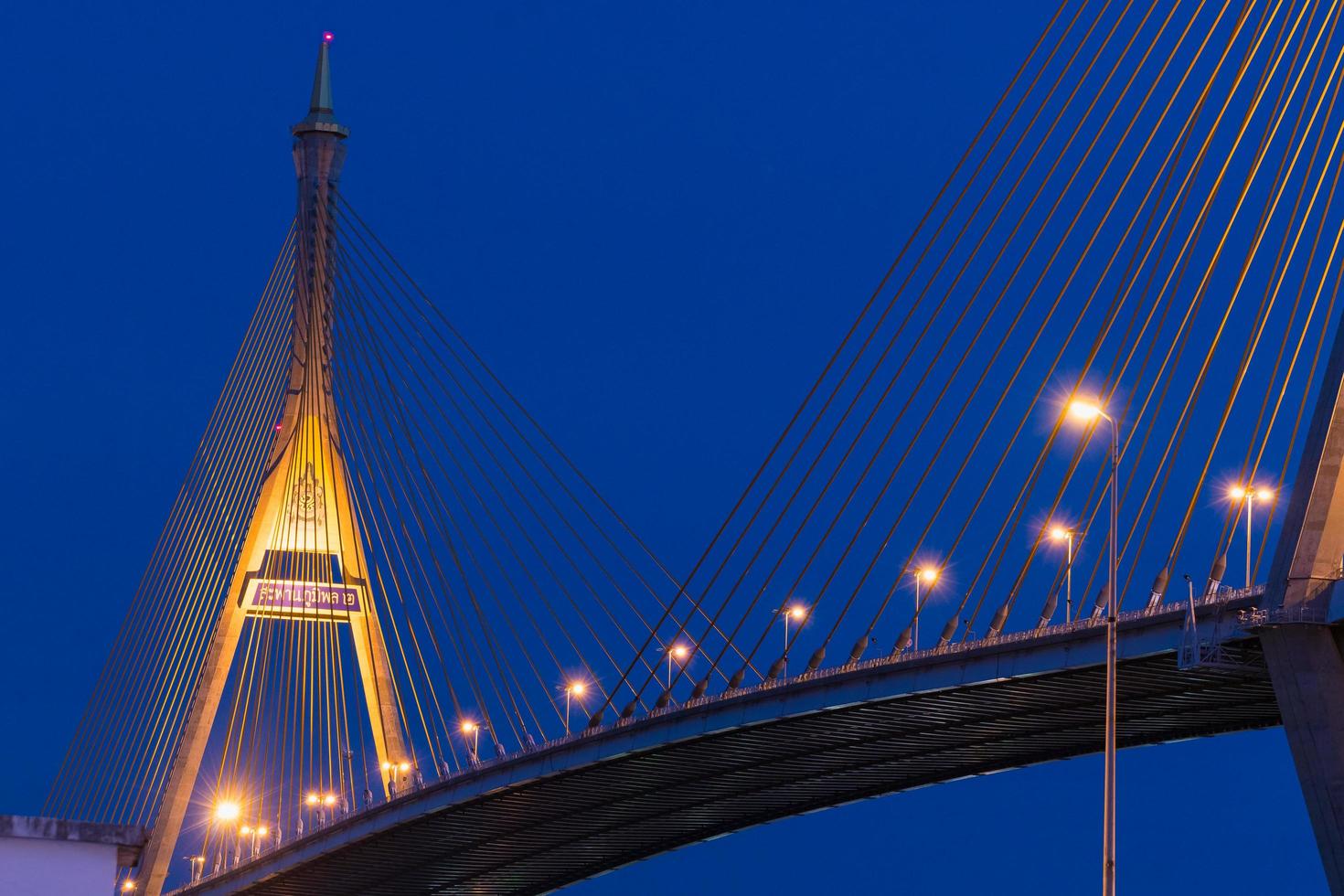 Bhumibol-Brücke in Bangkok bei Nacht foto