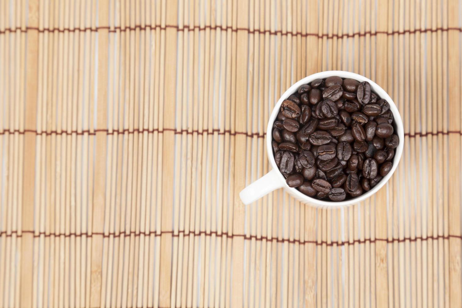 Kaffeebohnen in einer weißen Tasse foto