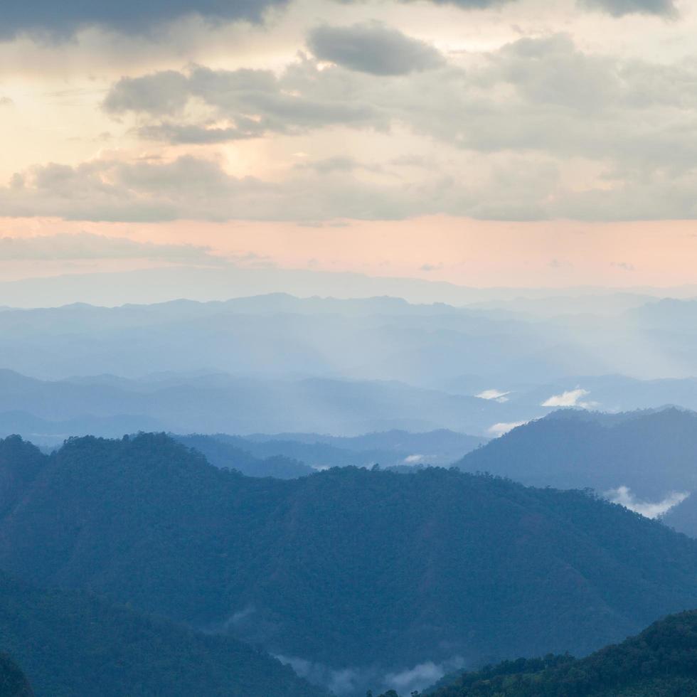 Berge mit Nebel in Thailand bedeckt foto