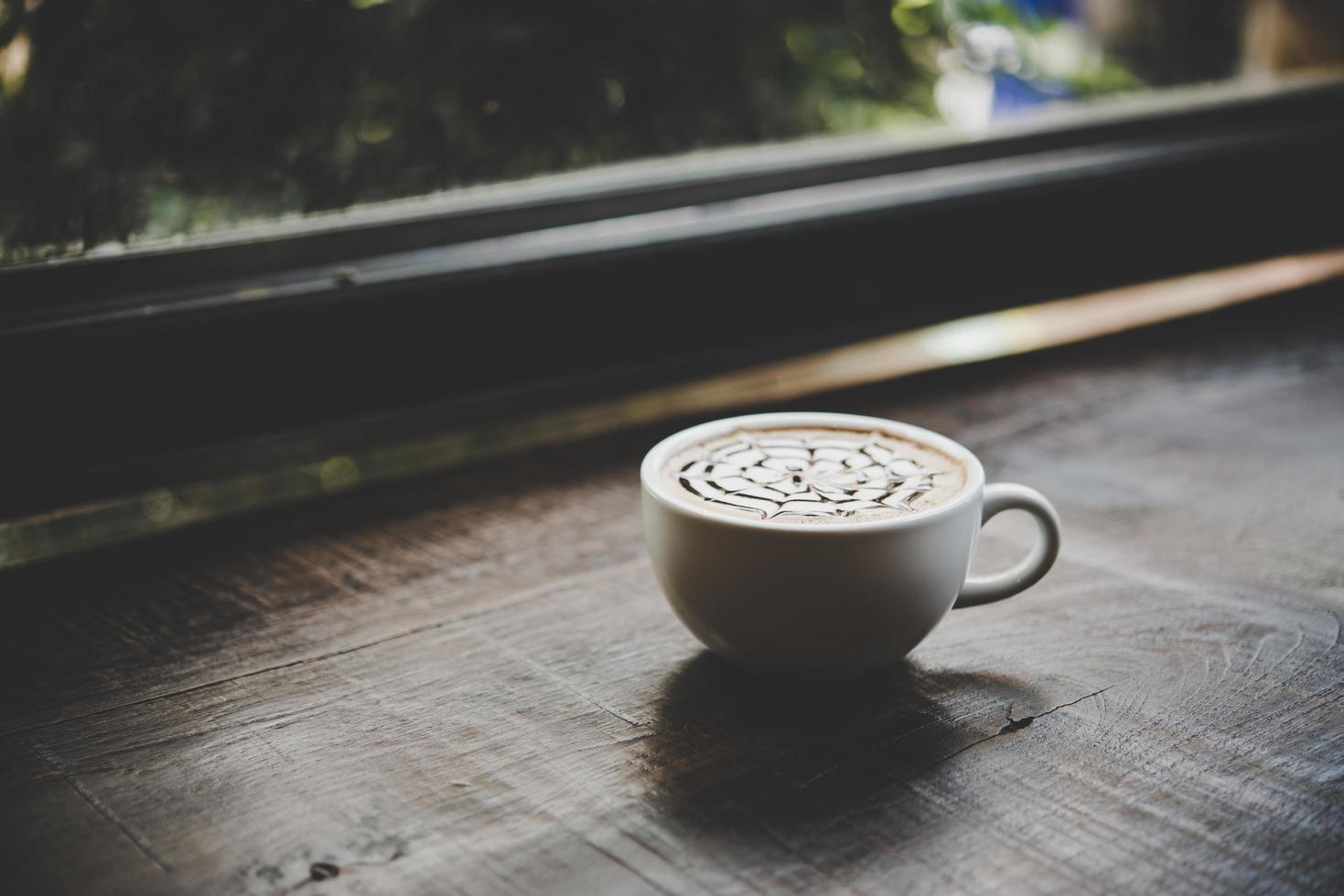 eine Tasse Kaffee auf einem Holztisch foto