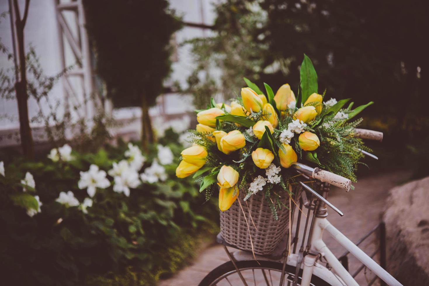 Korb mit Blumen auf einer städtischen Straße foto