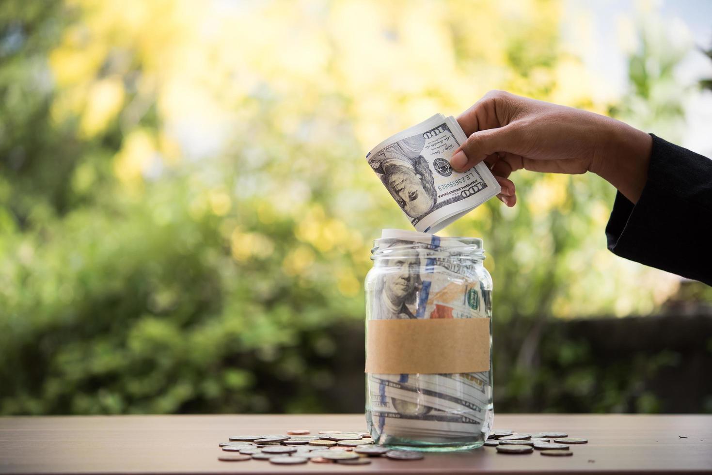 Geld in einem Glas in der Natur, Investitionskonzept foto