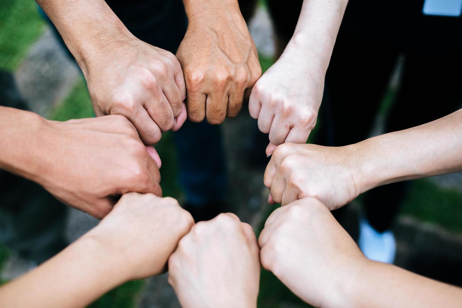 Nahaufnahme der multiethnischen Gruppe, die mit den Händen zusammen steht foto