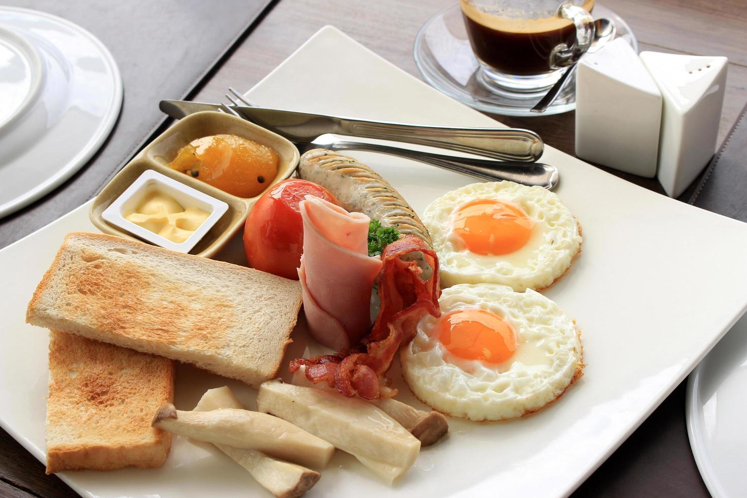 Frühstück auf einem Teller mit Espresso foto