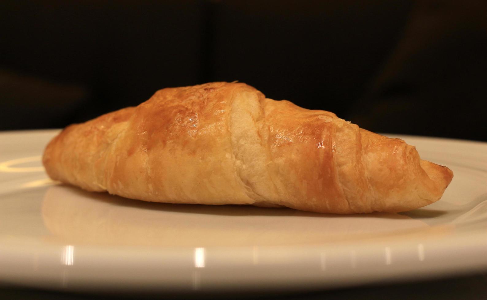 Croissant auf Teller foto