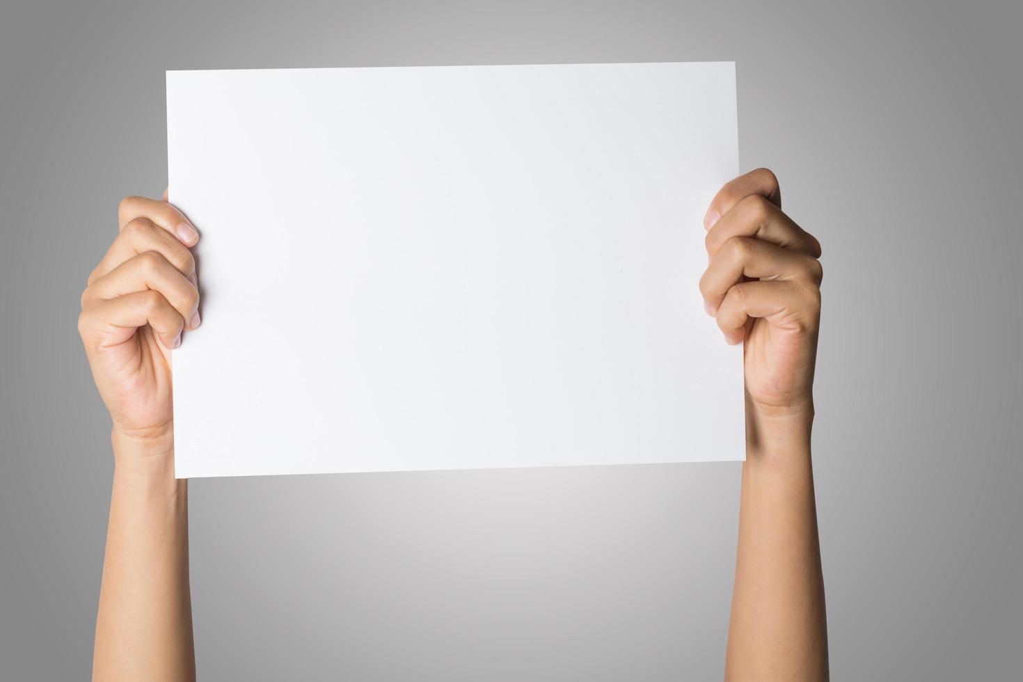 Nahaufnahme der Hand einer Frau, die leeres Papier lokalisiert auf weißem Hintergrund hält foto
