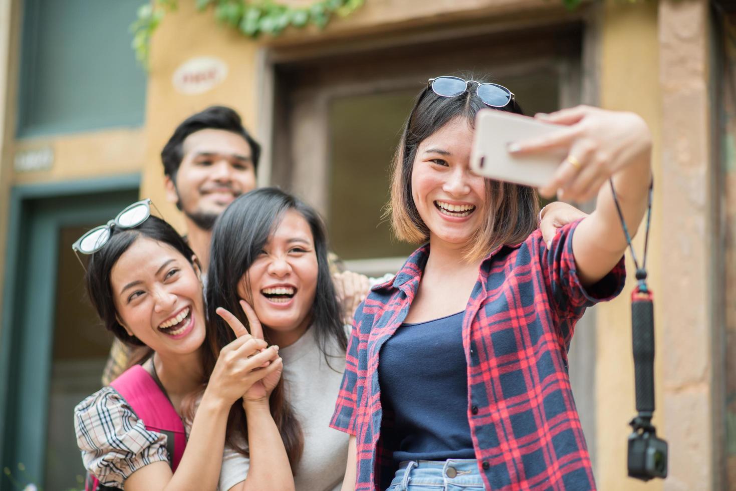 Gruppe von Freunden, die ein Selfie in einer städtischen Straße machen, die Spaß zusammen haben foto