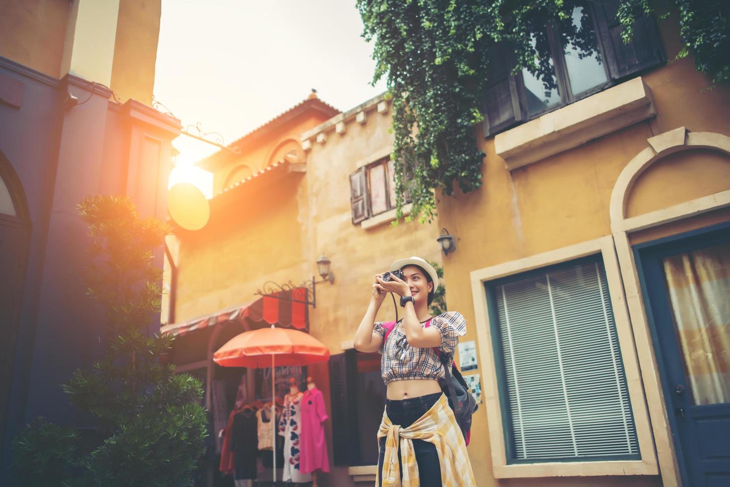 junge Hipsterfrau, die ein Foto im städtischen Umfeld genießt