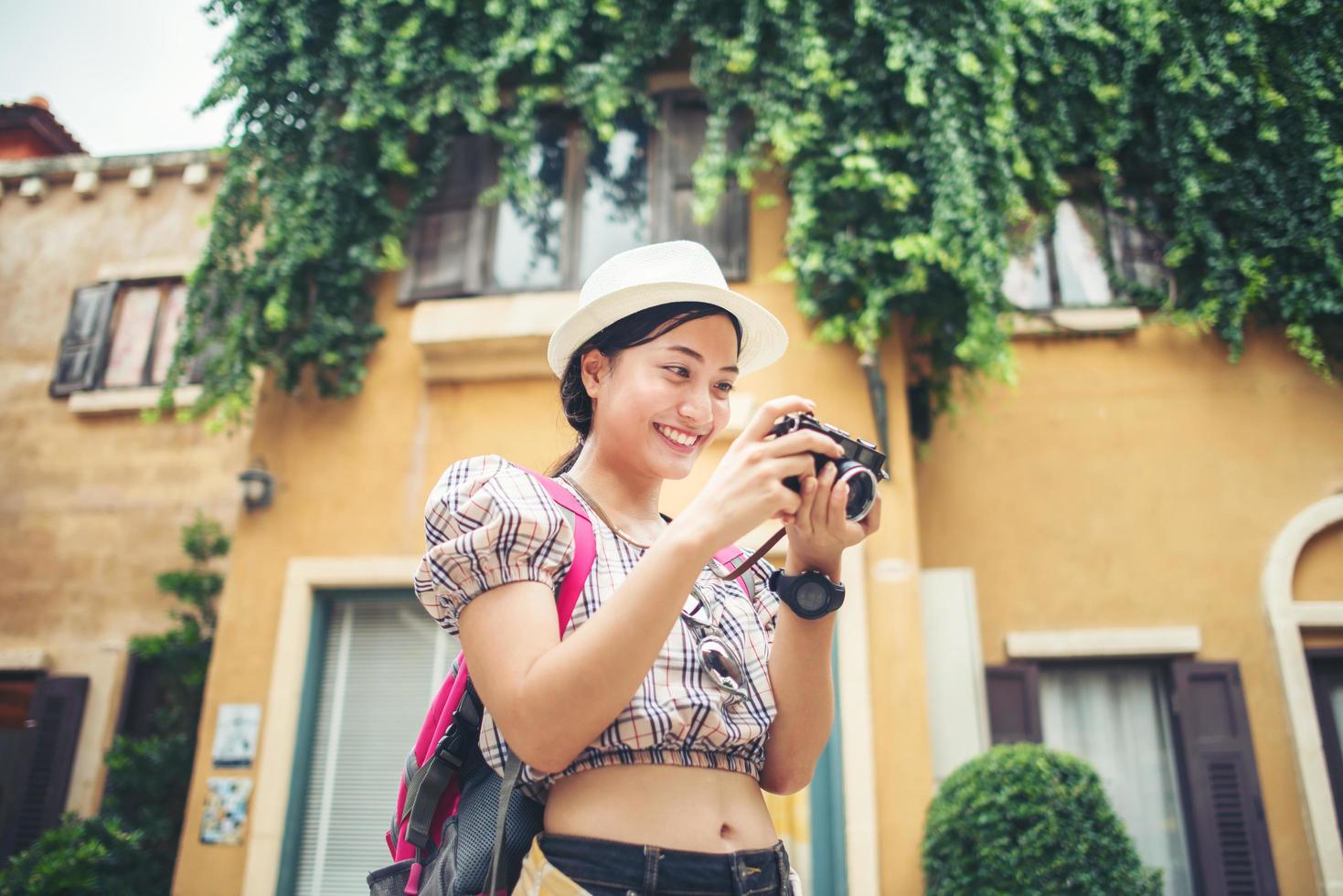 junge Hipsterfrau, die ein Foto im städtischen Umfeld genießt