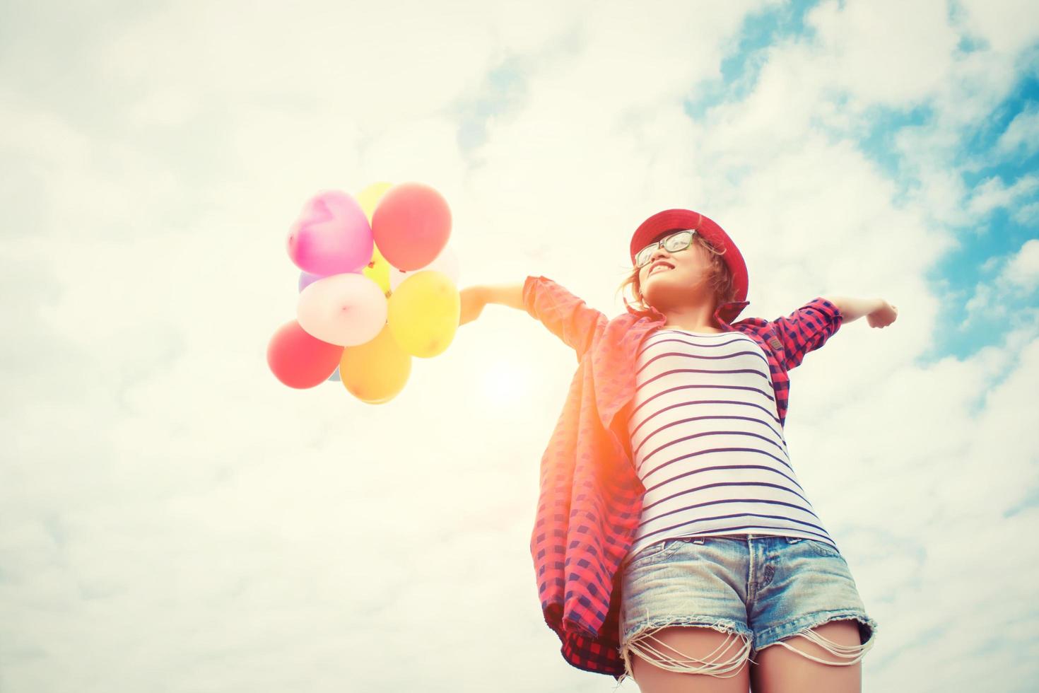 junge schöne Frau, die Ballon sehr glücklich an der frischen Luft hält foto