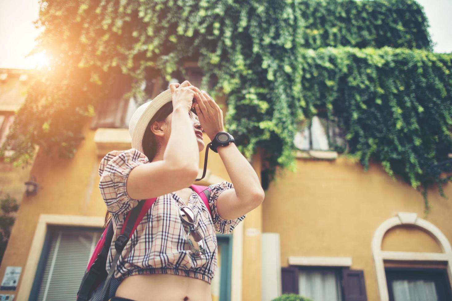 junge Hipsterfrau, die ein Foto im städtischen Umfeld genießt