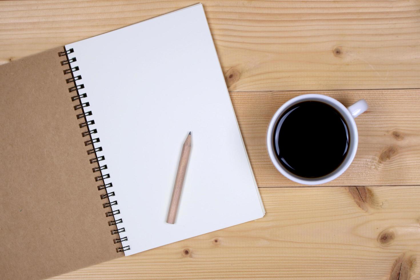 Draufsicht auf ein Notizbuch und Kaffee auf einem Tisch foto