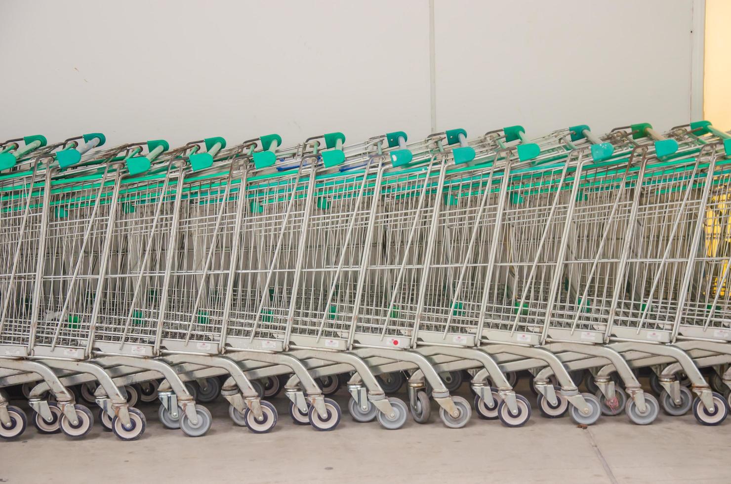 Einkaufswagen in einem Supermarkt foto