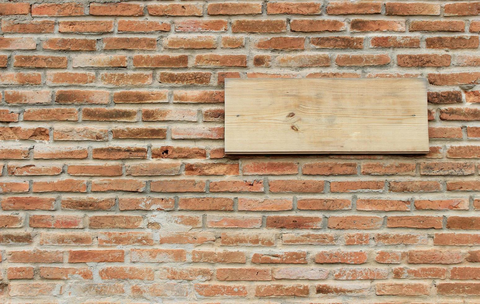 Holzschild an der Mauer foto