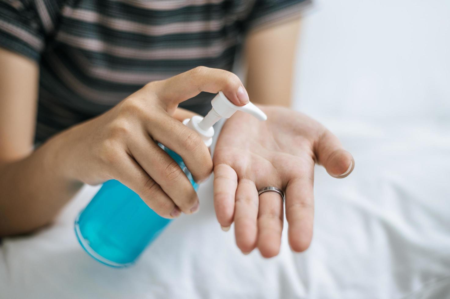 junge Frau mit Handwaschgel foto