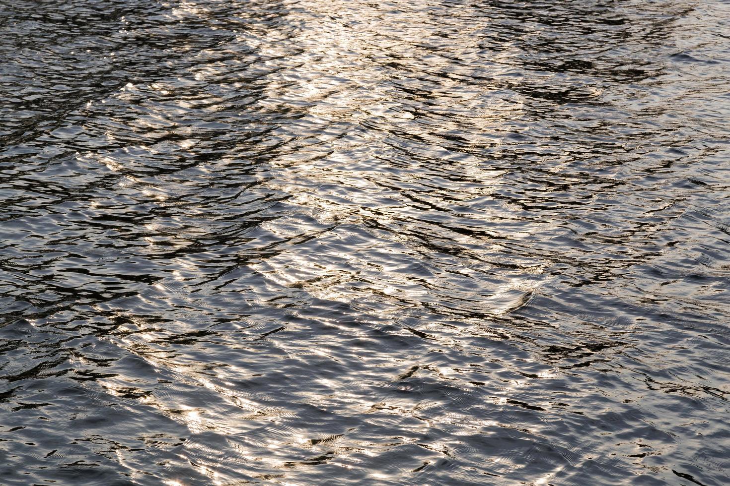 Sonnenlicht reflektierendes Wasser foto
