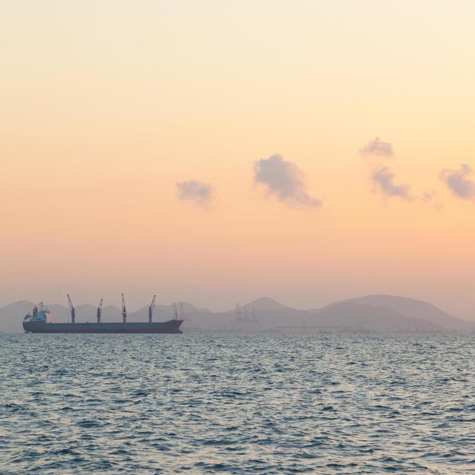 großes Frachtschiff auf dem Sealarge-Frachtschiff foto