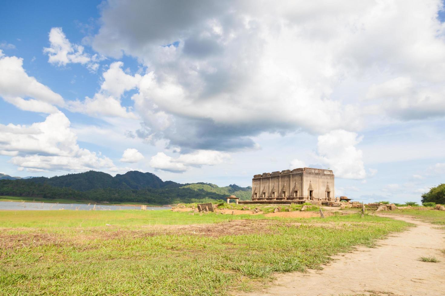 Ruinen eines alten Tempels in Thailand foto