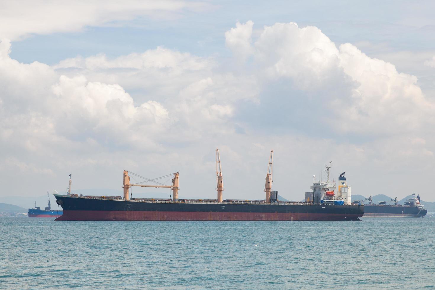 großes Frachtschiff auf dem Meer foto