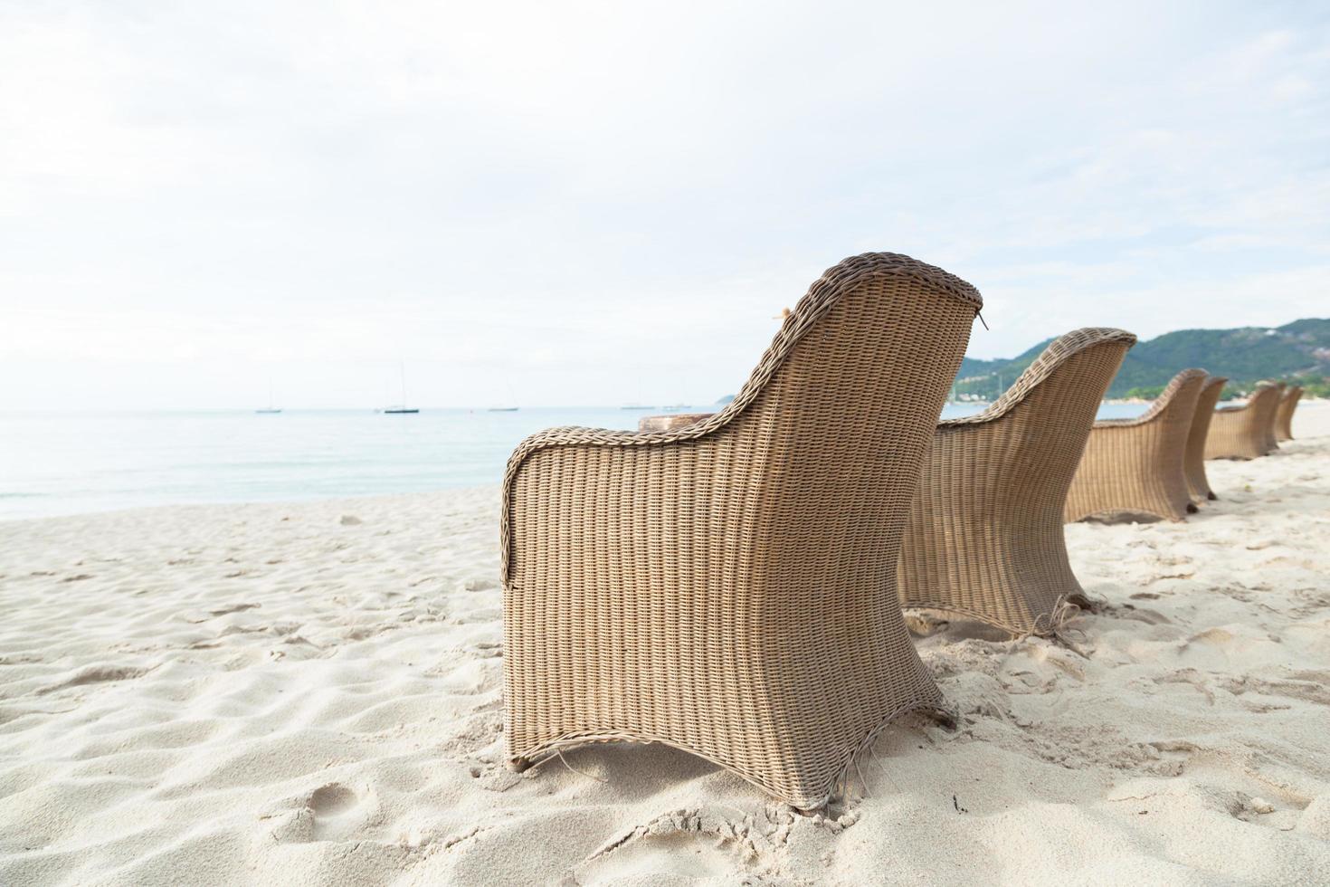 Stühle am Strand in Thailand foto