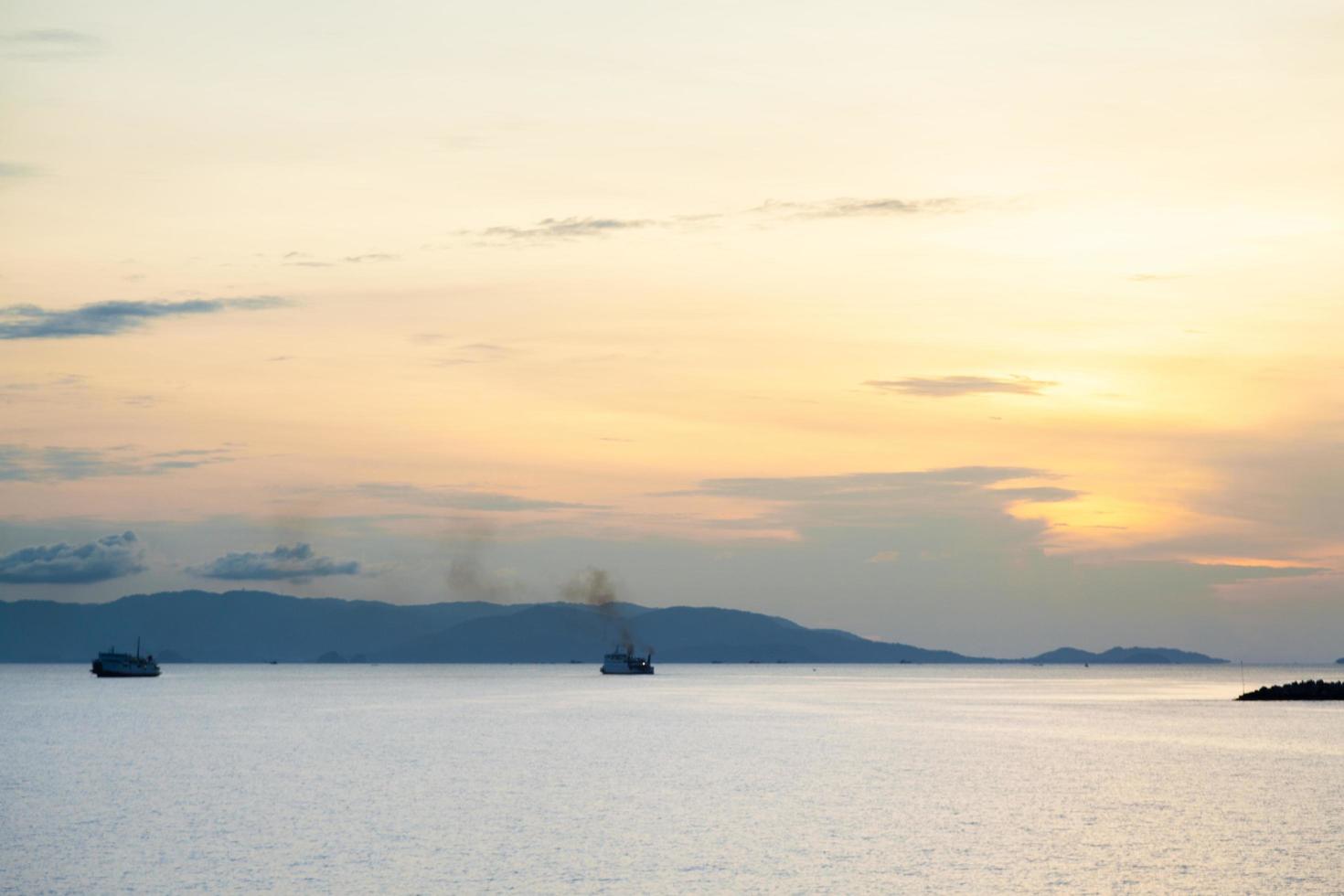 Schiffe auf dem Meer bei Sonnenuntergang foto