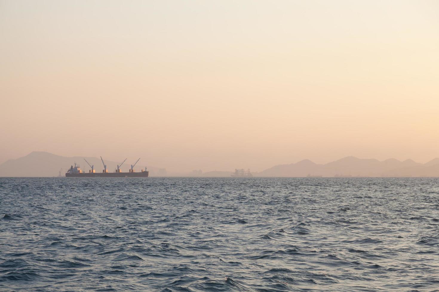 großes Frachtschiff auf dem Meer foto