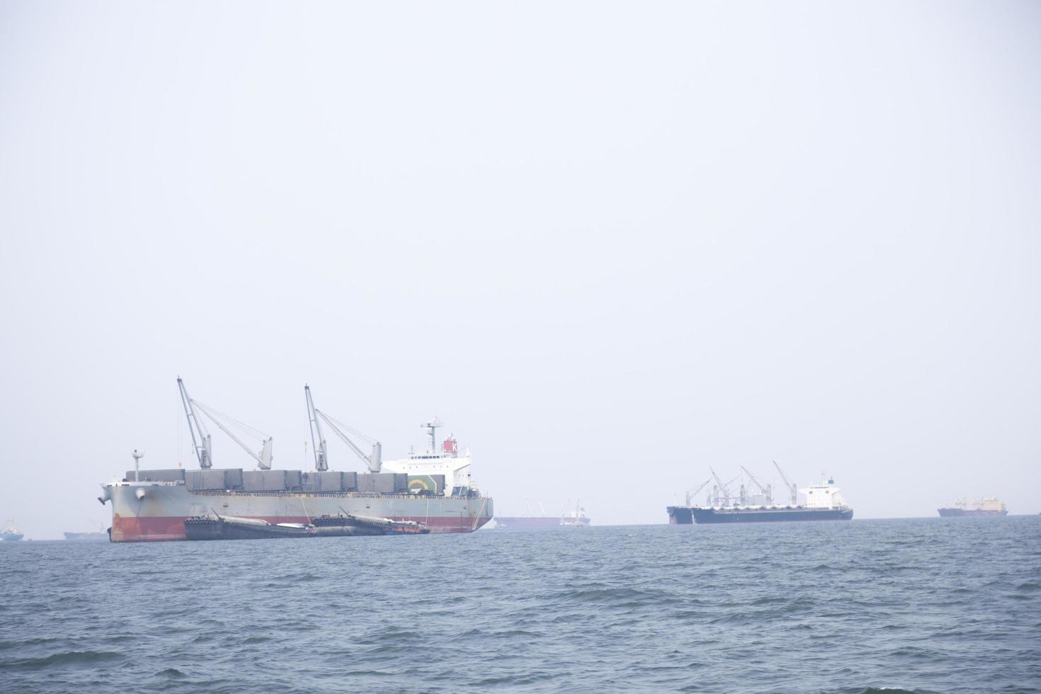 großes Frachtschiff auf dem Meer foto