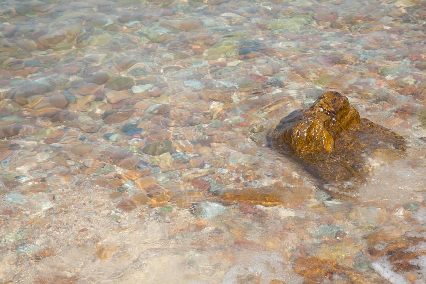 Wellen krachen am Strand foto