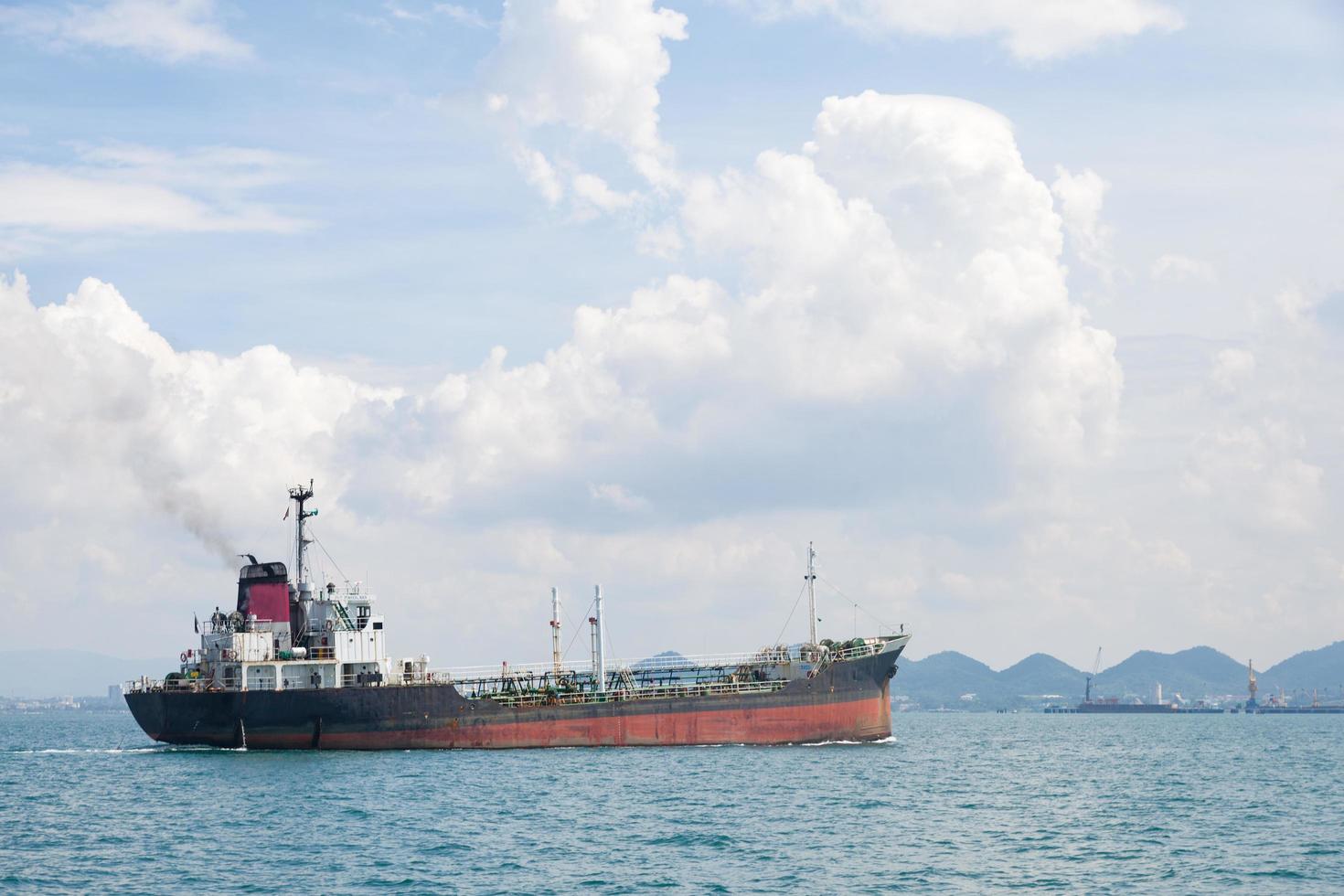 großes Frachtschiff auf dem Meer foto