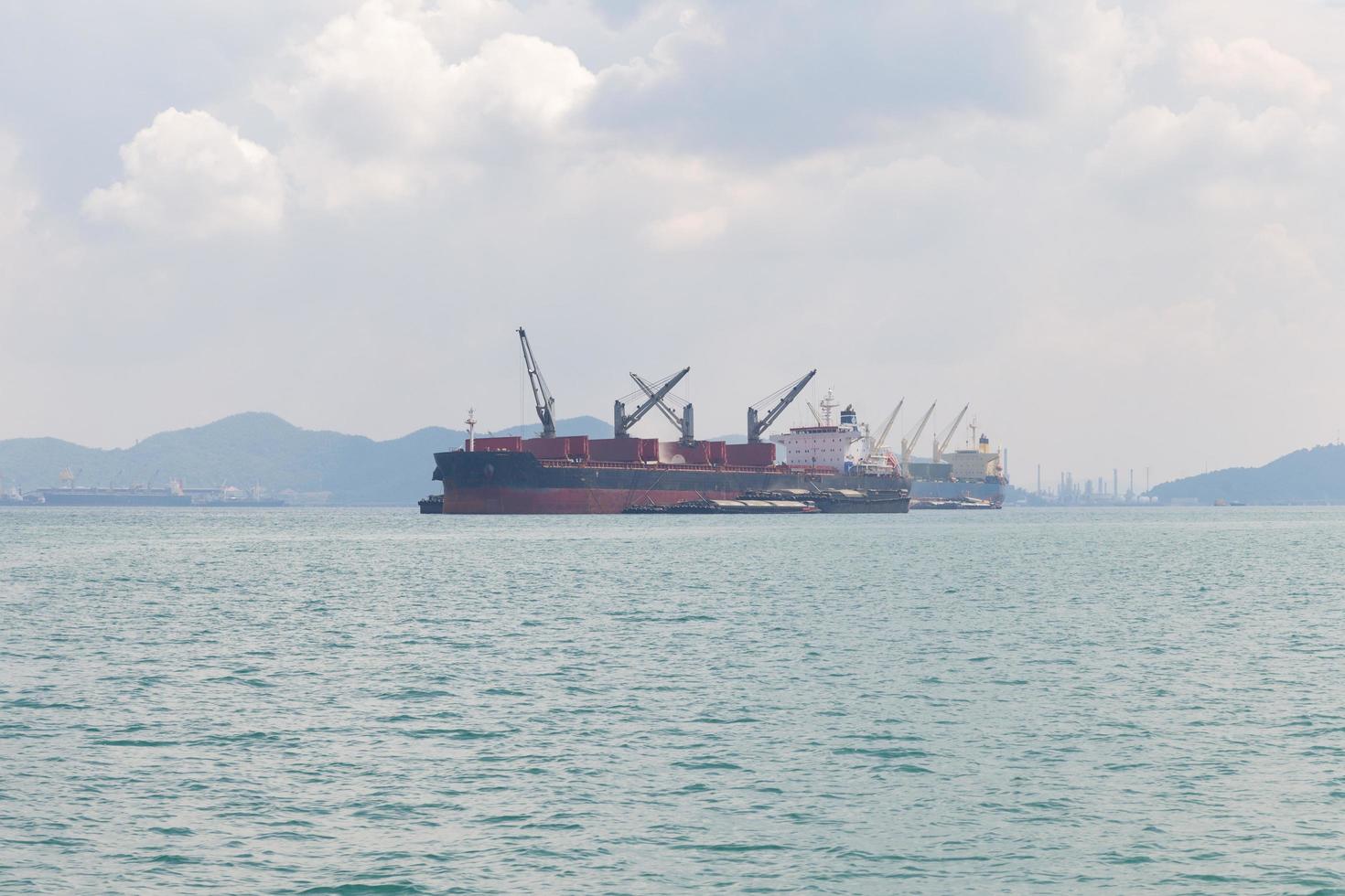 großes Frachtschiff auf dem Meer foto